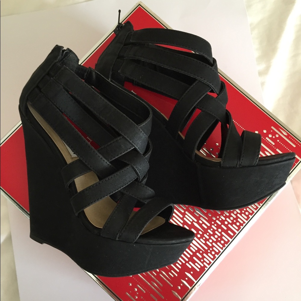 Steve Madden wedge - size 6